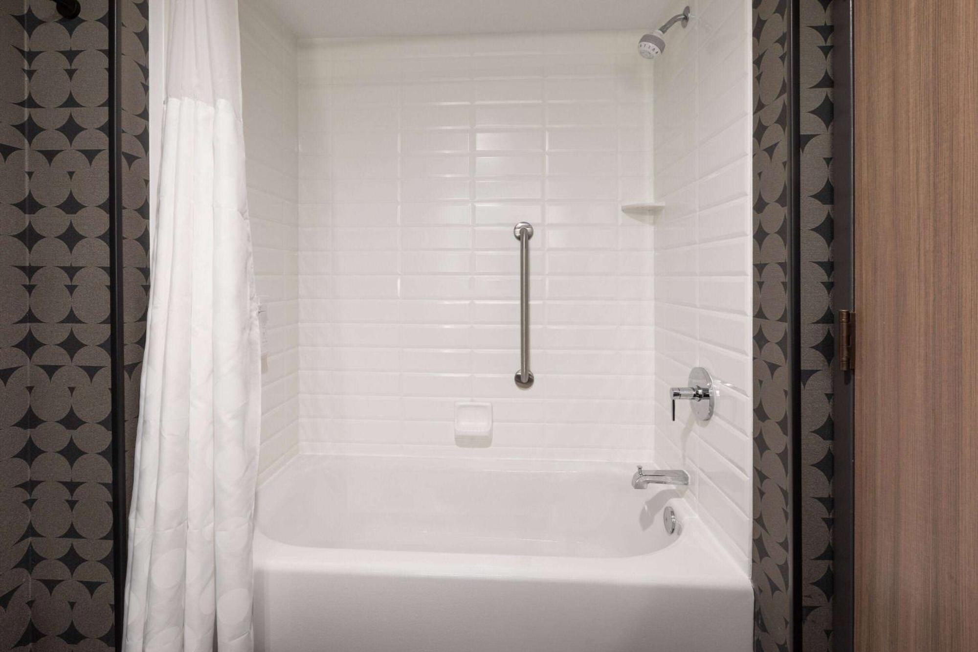 Riverbend Hotel And Suites, Trademark Collection By Wyndham Ashtabula Exteriör bild